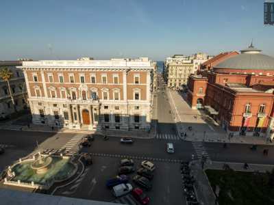 Accanto ecco la Banca d�Italia, costruita  tra il 1926 e il 1932 su progetto dell�ingegner Accolti Gil e inaugurata assieme all�iconica fontana monumentale in pietra che sgorga acqua su corso Cavour